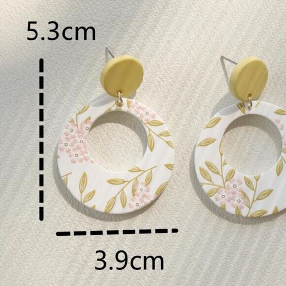 Flower Detail Circle
Shaped Hollow Out Acrylic
Pendant Earrings - Picture 7 of 10